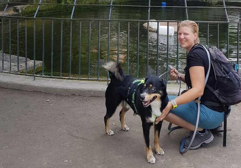 Jana mit Snoep im Zoo